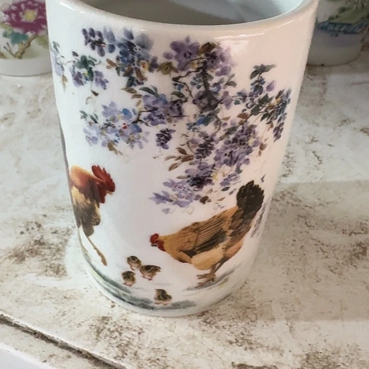 摆件陶瓷和瓷器上均