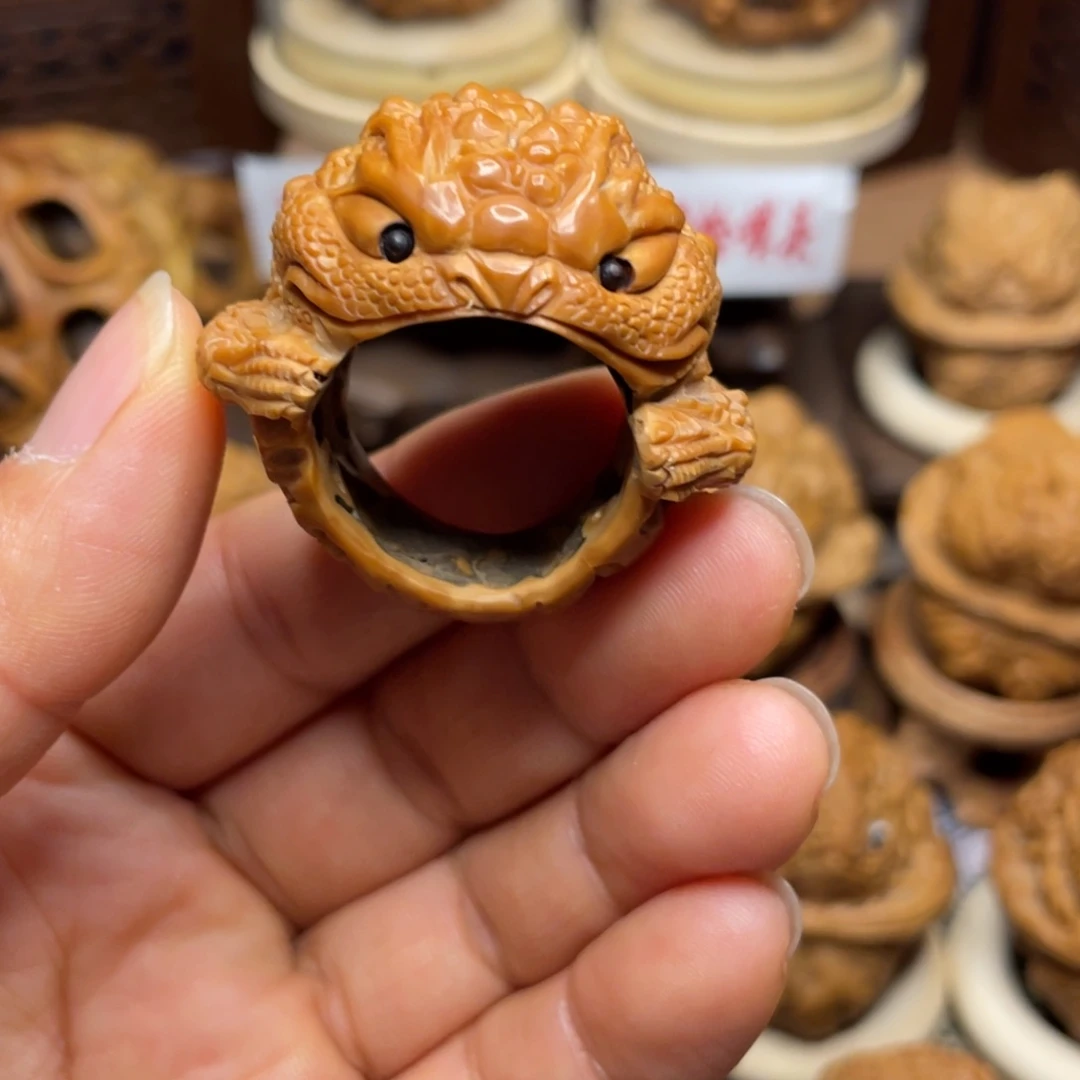 金蝉扳指核桃雕刻核桃