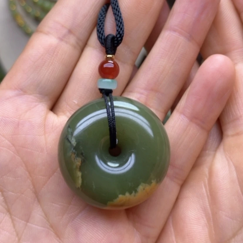 【闪购商品】未镶嵌岫岩河磨玉（透闪石质玉）挂件轻**月