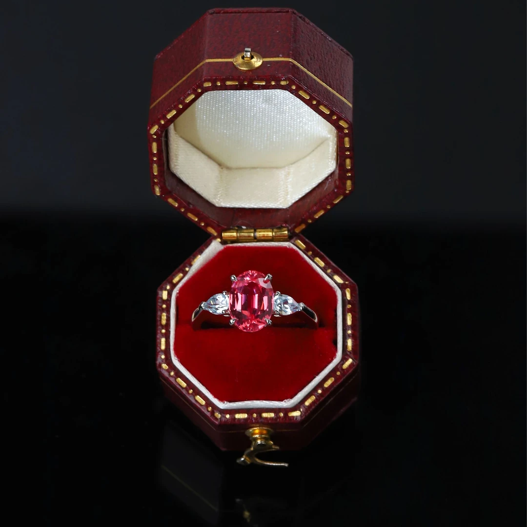 培育蓝宝石镶嵌铂金PT950戒指 红莲花蓝