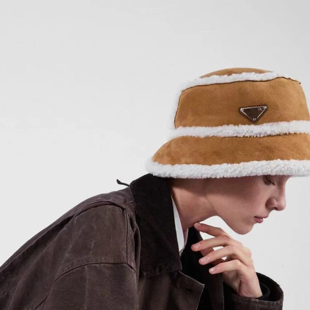 全新未使用 Prada/普拉达 徽标皮革帽子/M码