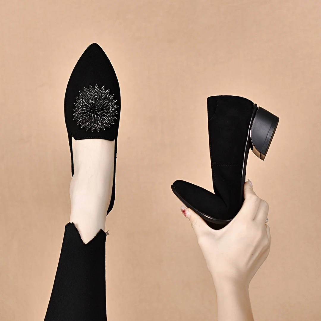 水晶蝶2025秋季新款软底气质百搭粗跟妈妈鞋尖头纯色优雅女鞋单鞋