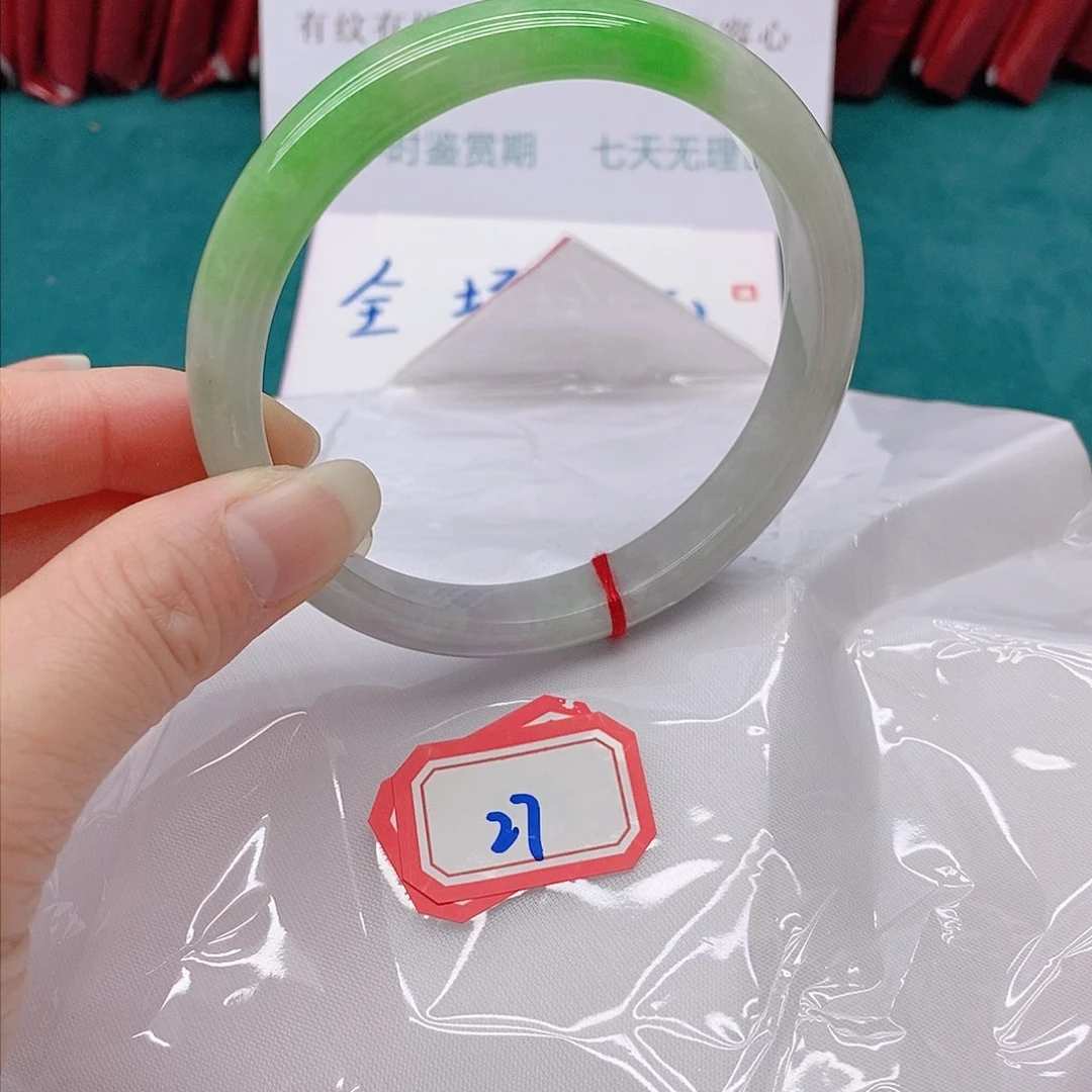 翡翠手镯未镶嵌心***好2777777777