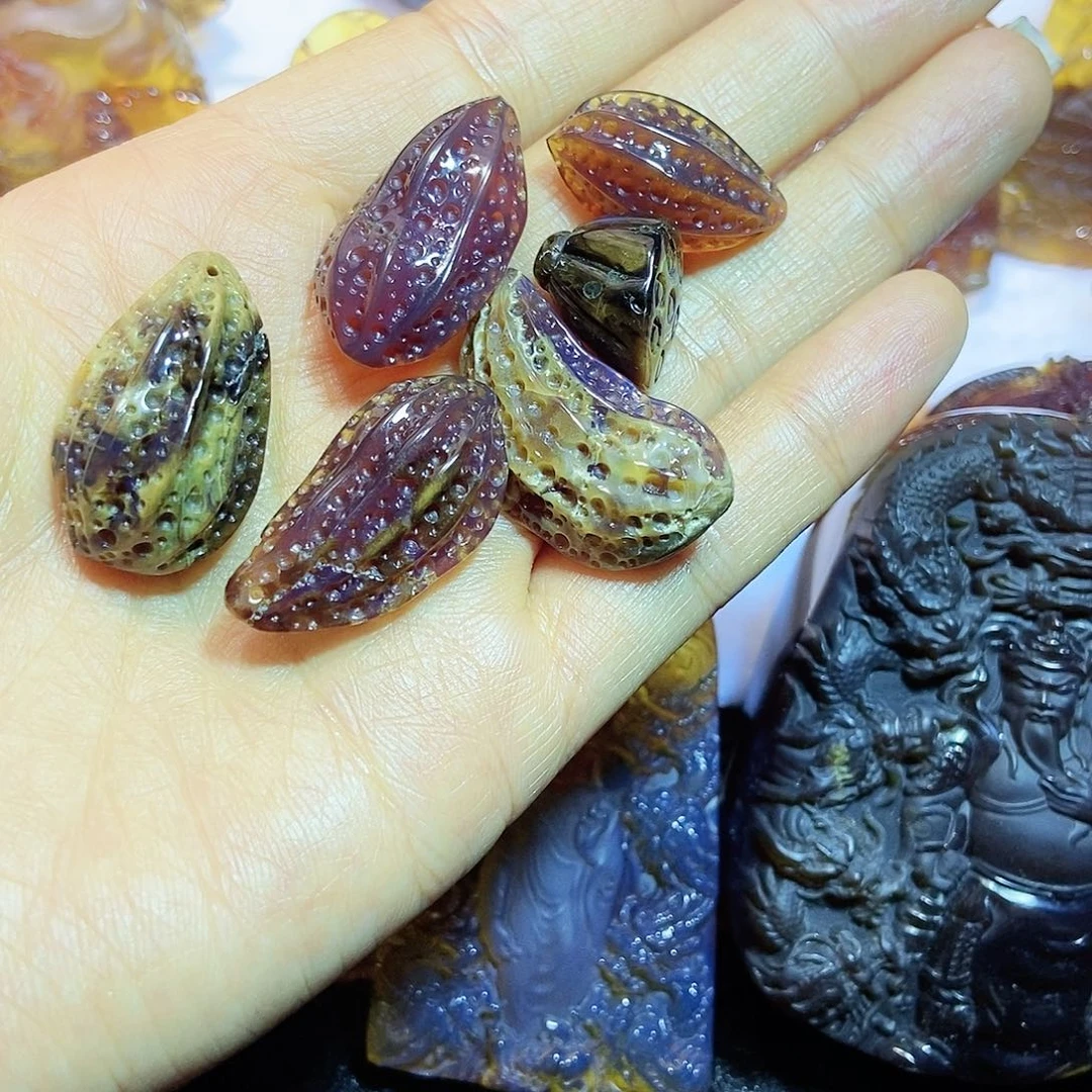 琥珀颈饰未镶嵌花生