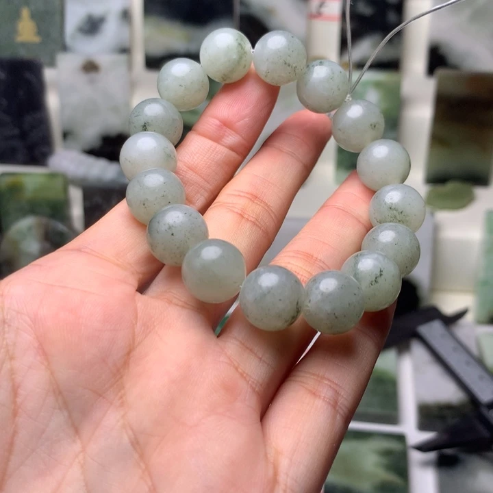 独山玉足铂镶嵌颈饰