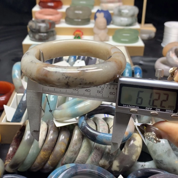 未镶嵌手镯石英质玉