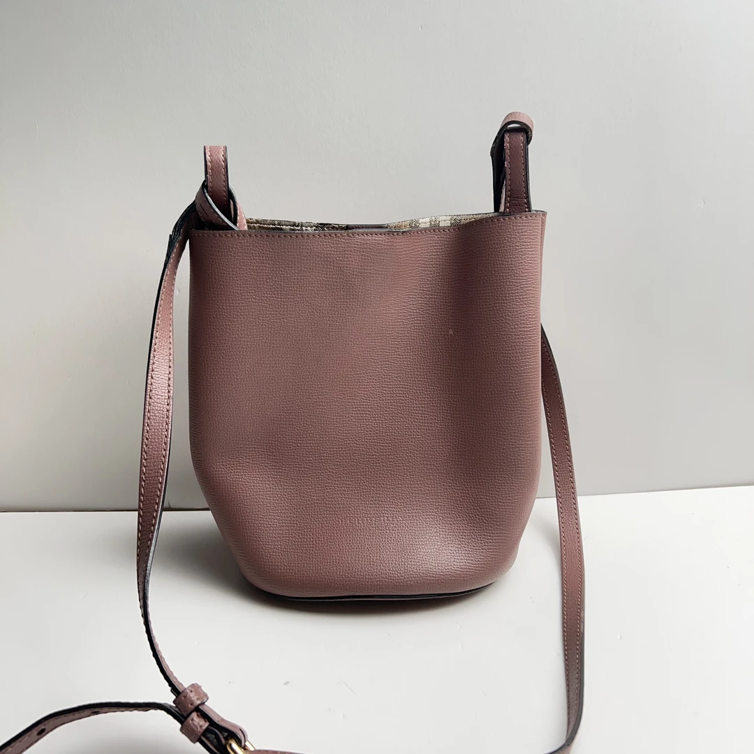 95新 BURBERRY/博柏利 博柏利粉色水桶斜挎包