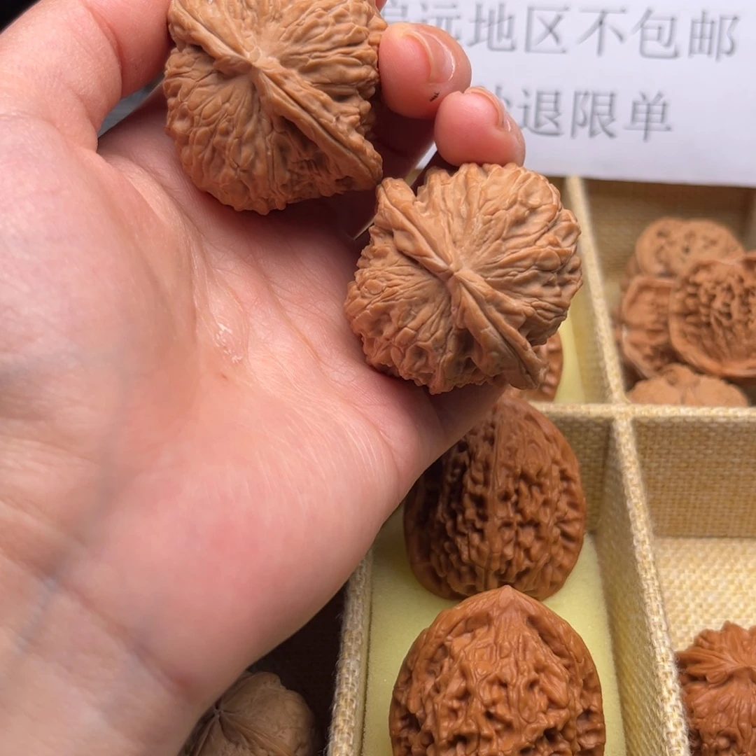 文玩核桃吊坠43白狮子