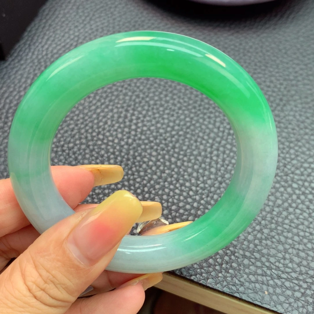 翡翠手镯未镶嵌缅甸