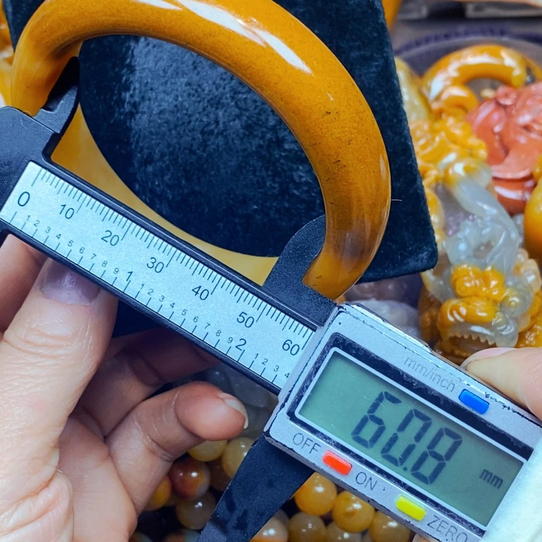 未镶嵌石英质玉（黄龙玉）颈饰