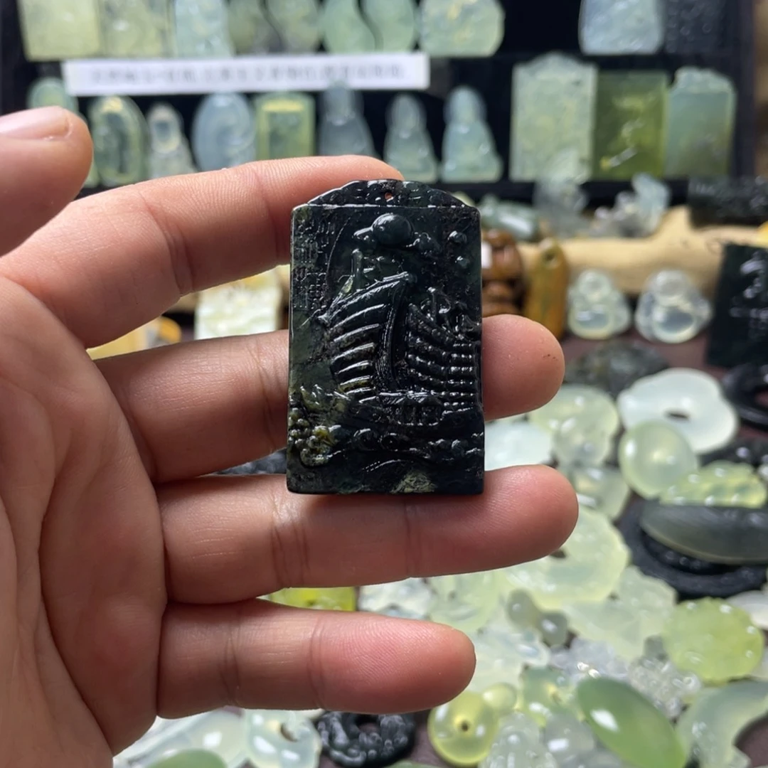 蛇纹石玉颈饰未镶嵌?