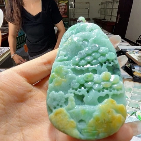 翡翠未镶嵌颈饰一个