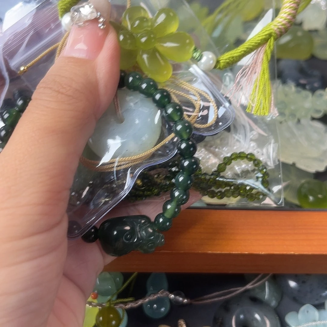 萝***肝蛇纹石玉未镶嵌颈饰