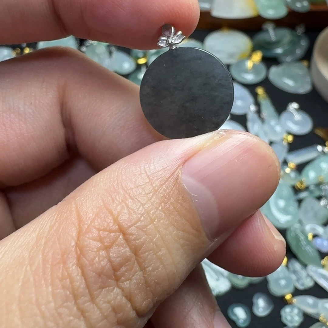 翡翠18K金镶嵌颈饰小圆牌