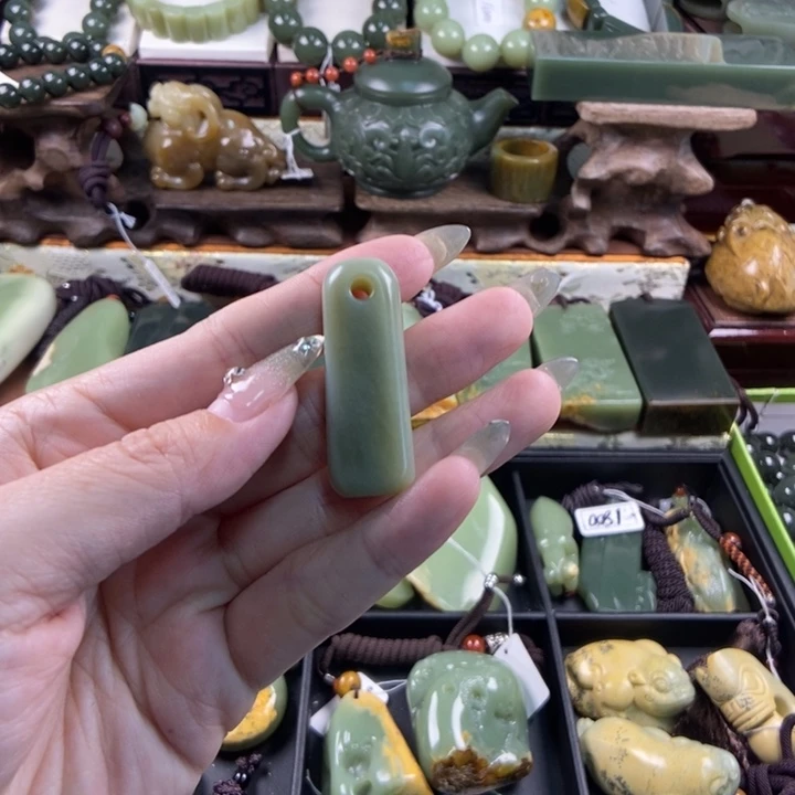 颈饰未镶嵌透闪石质玉a****e
