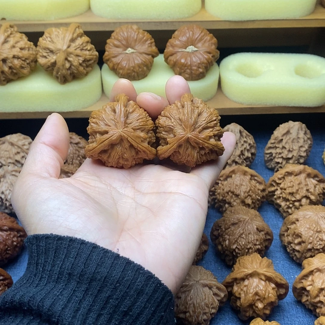 42白狮子正奔三棱文玩核桃