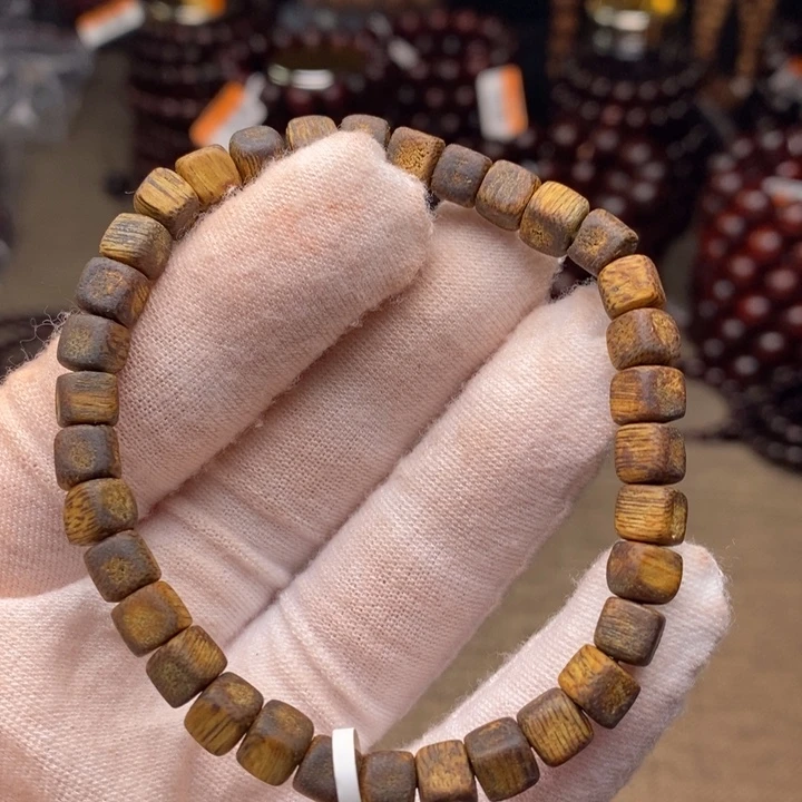 沉香手串海南莺歌绿棋 0.6 四方珠