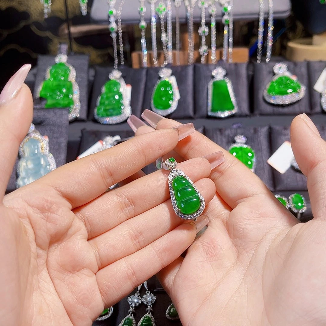 翡翠颈饰银S925镶嵌是***?豆子