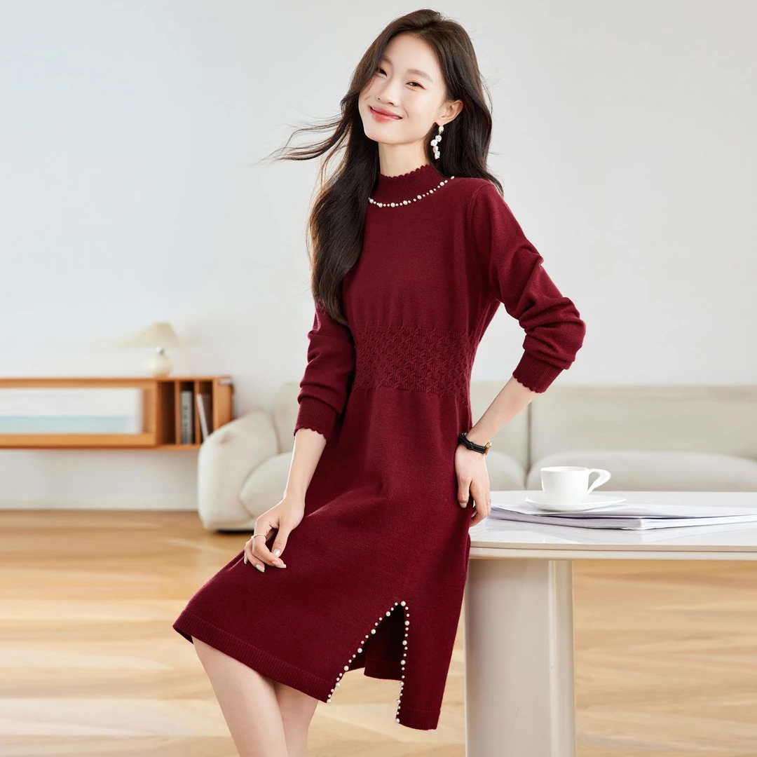 高级感针织连衣裙女秋冬洋气mm中长款显瘦收腰钉珠开叉打底毛衣裙
