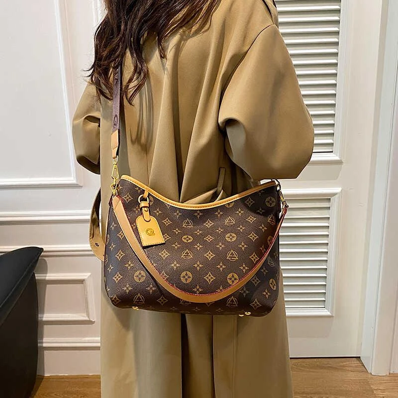 香港精选轻奢2026秋冬新款女士老花容量托特包休闲通勤单肩斜挎包