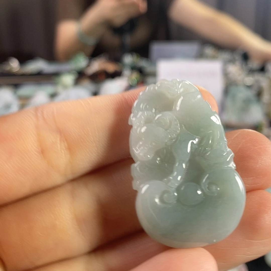 翡翠未镶嵌颈饰牛