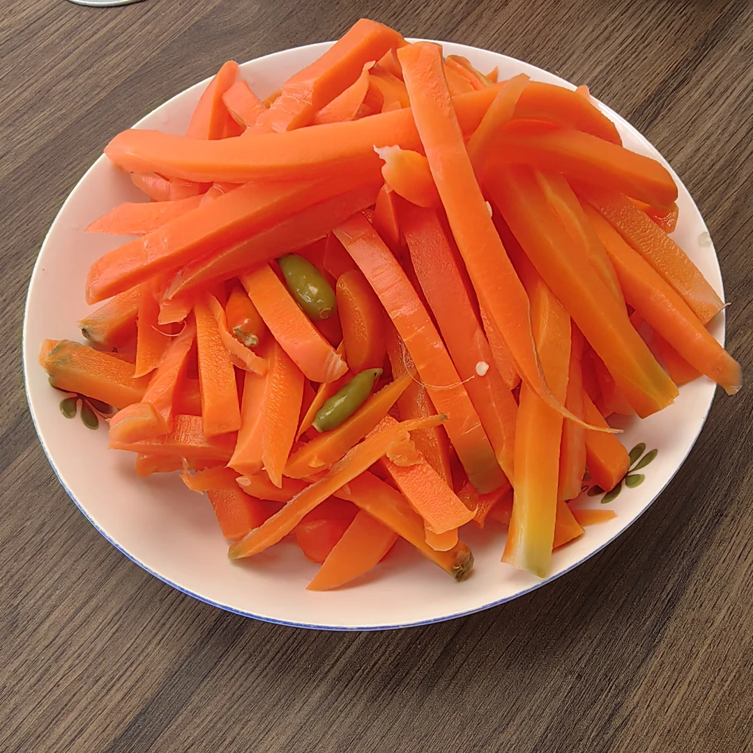 爽脆胡萝卜条咸菜酸甜口味微微辣下饭菜