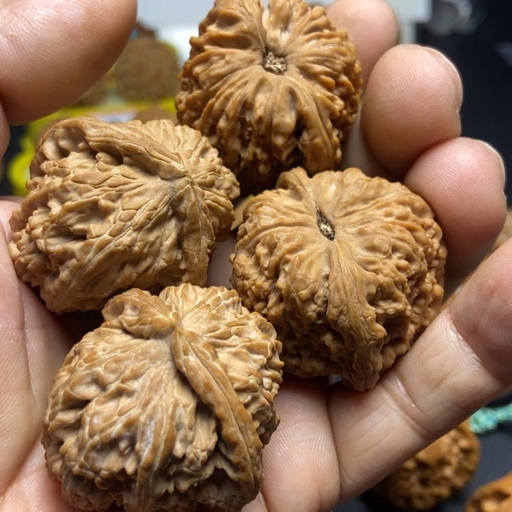 文玩核桃把件小****某南疆石