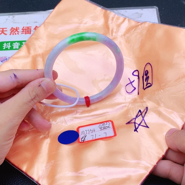 翡翠手镯未镶嵌翡翠