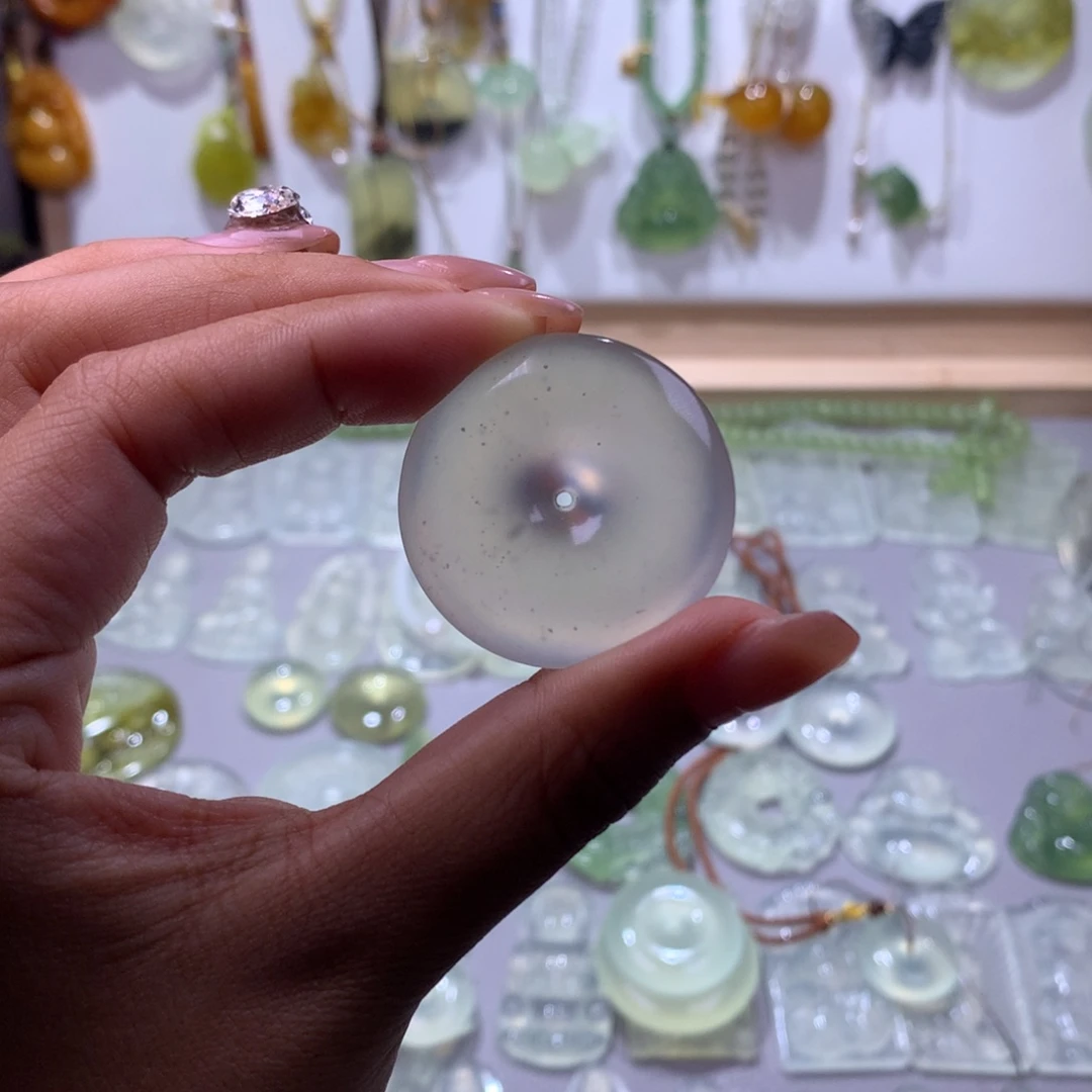 十***歌蛇纹石玉未镶嵌颈饰