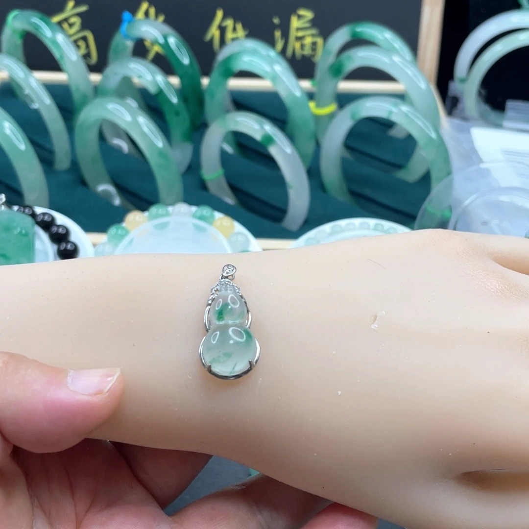 颈饰未镶嵌石英质玉