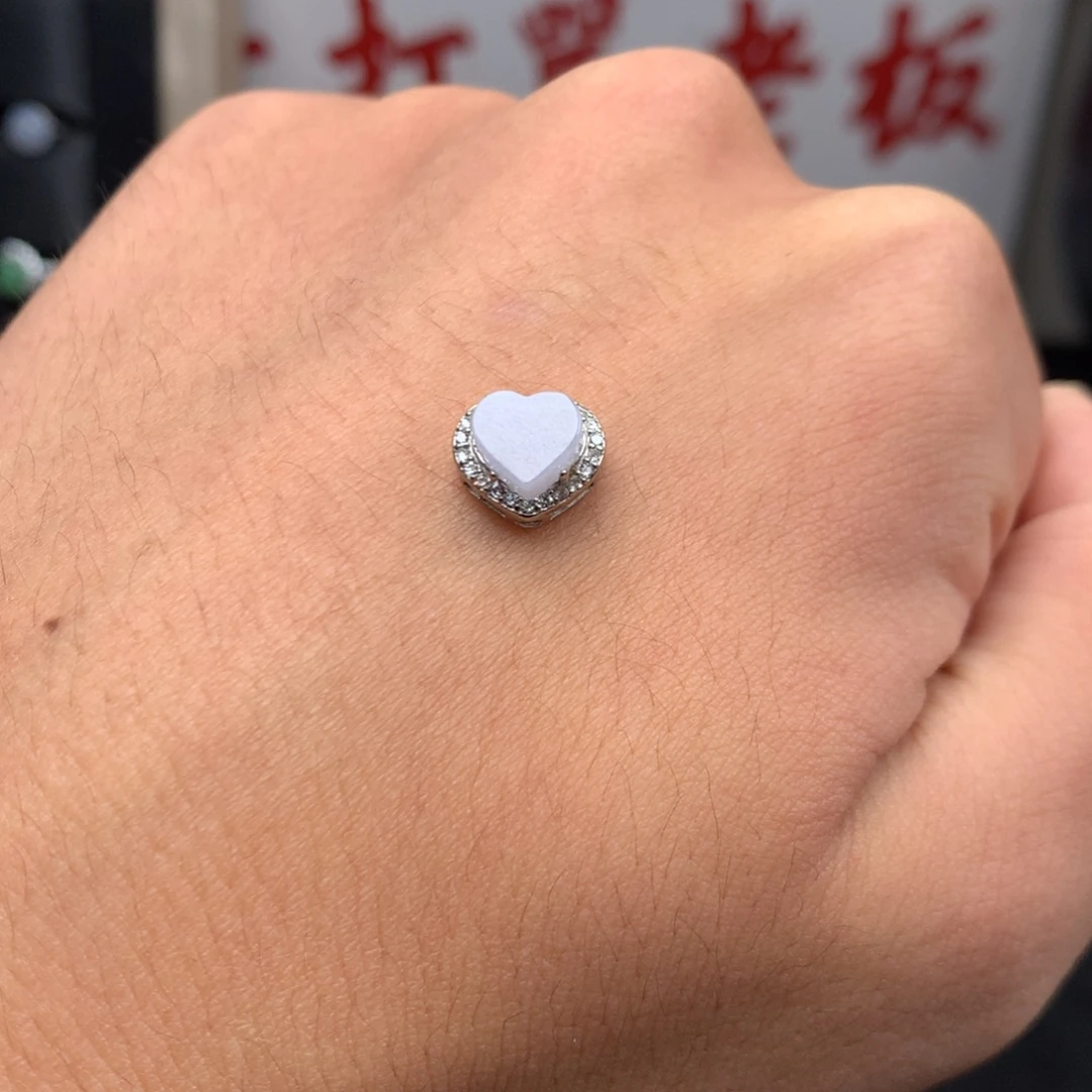 翡翠未镶嵌颈饰你是