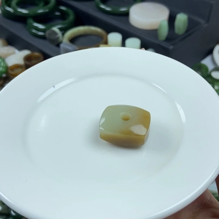 和田玉未镶嵌珠宝半成品依*
