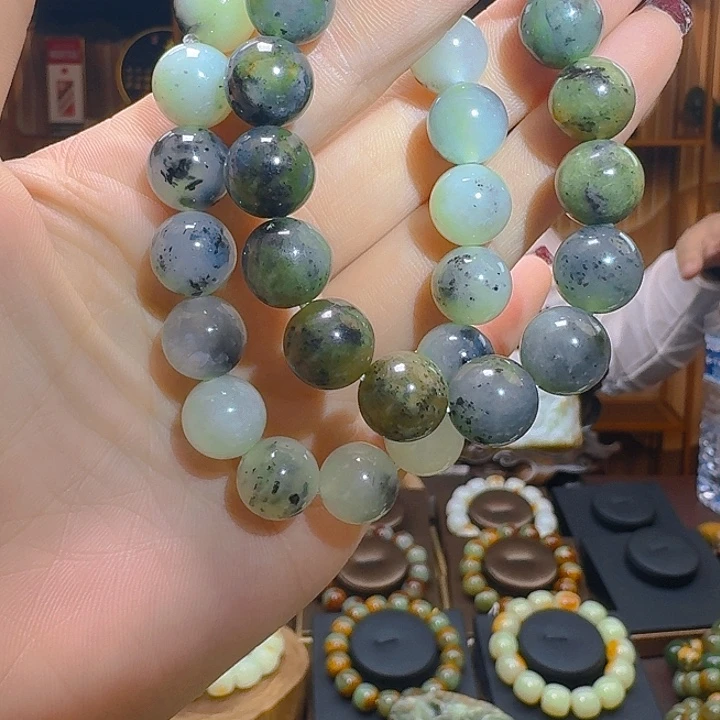 蛇纹石玉颈饰未镶嵌