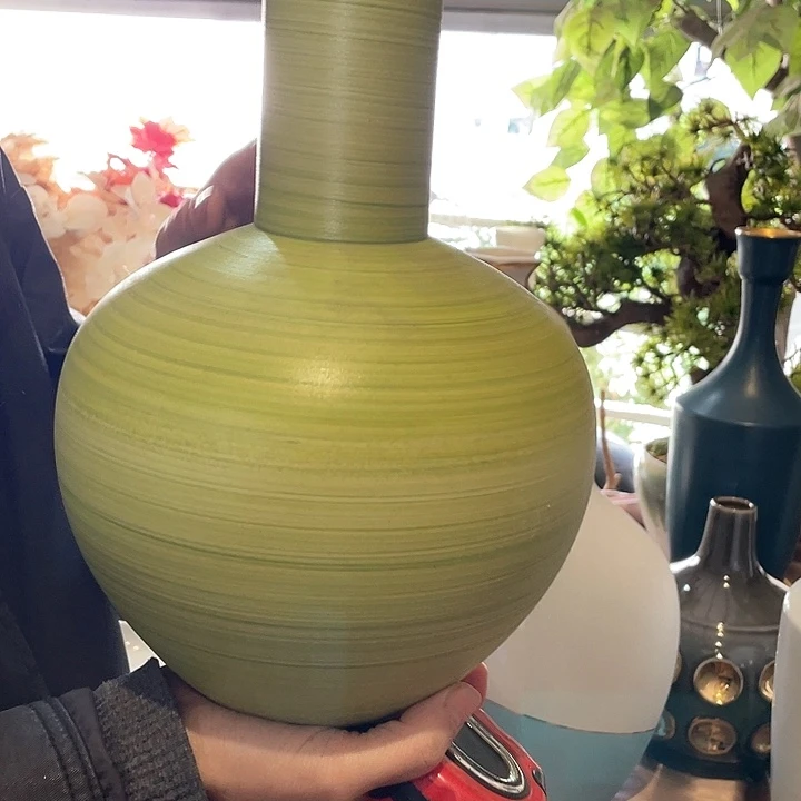 陶瓷花瓶，仿真绿植。