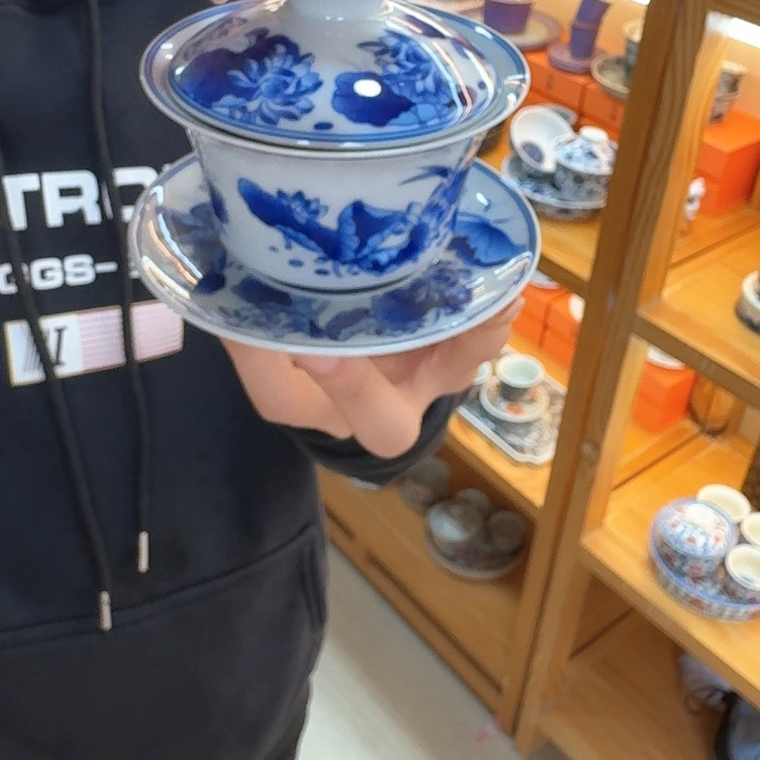 盖碗里的水煮开后放入