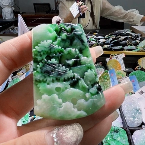 翡翠未镶嵌颈饰一个
