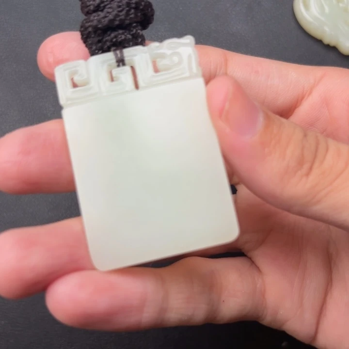 勤***8和田玉未镶嵌颈饰