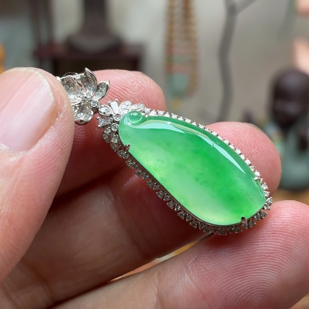 翡翠18K金镶嵌颈饰