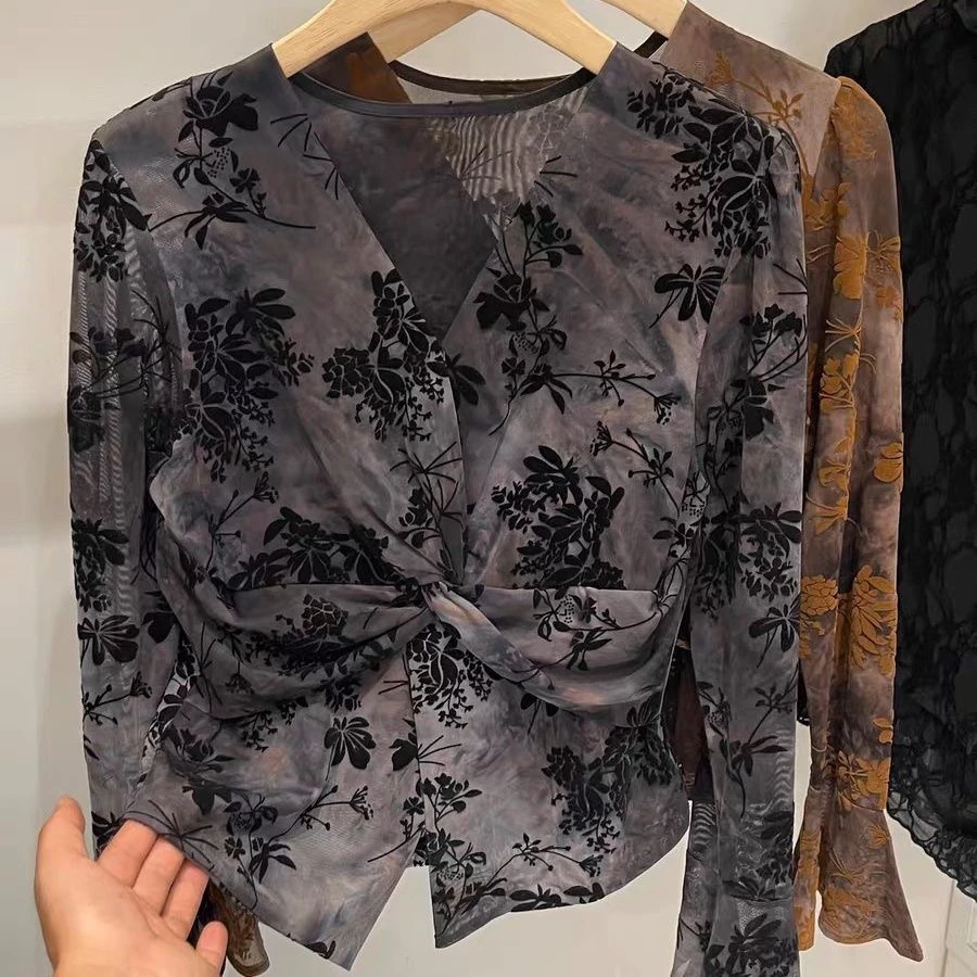 轻奢V领长袖印花修身打底衫展现高级感时尚穿搭