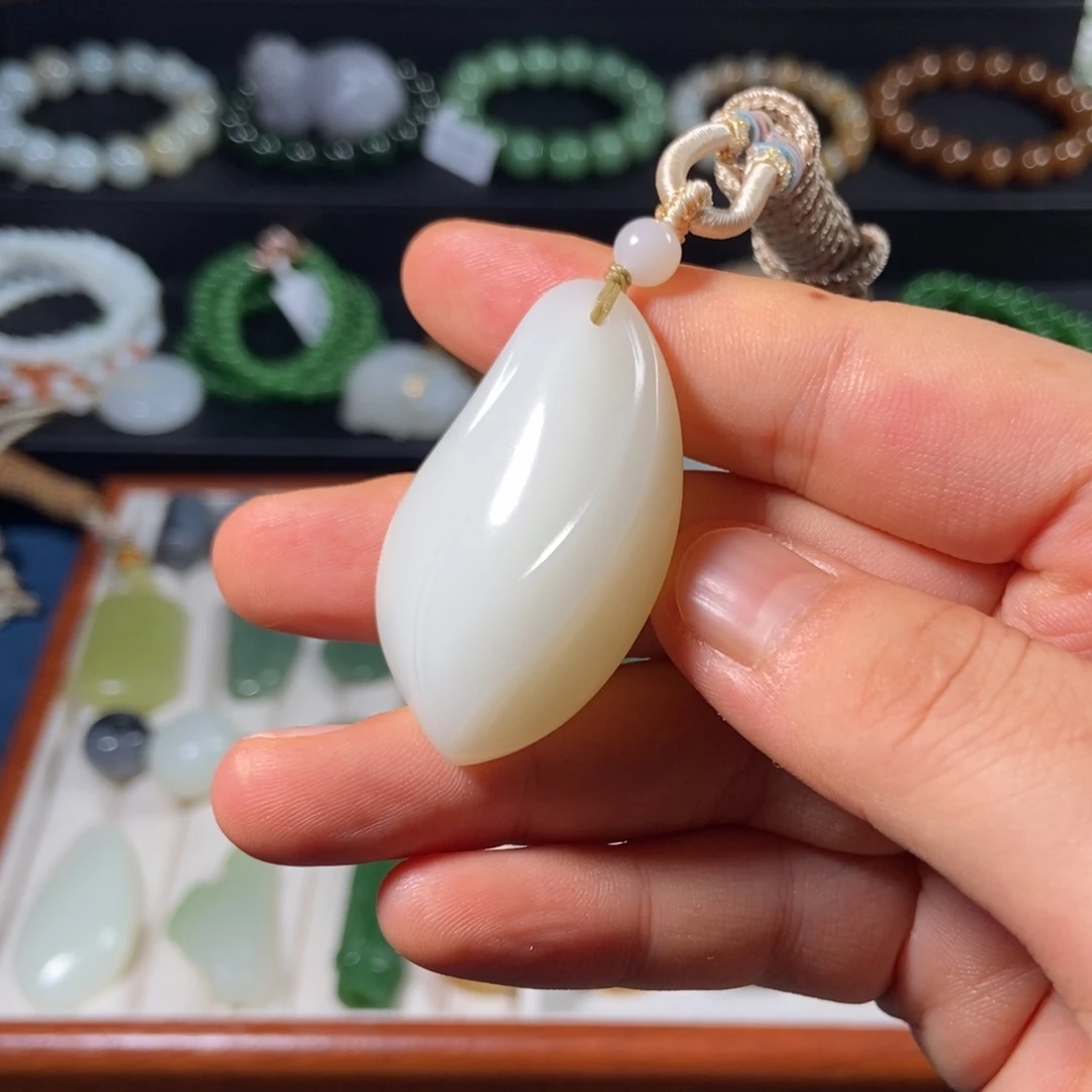 和田玉未镶嵌颈饰新疆且末米达随型