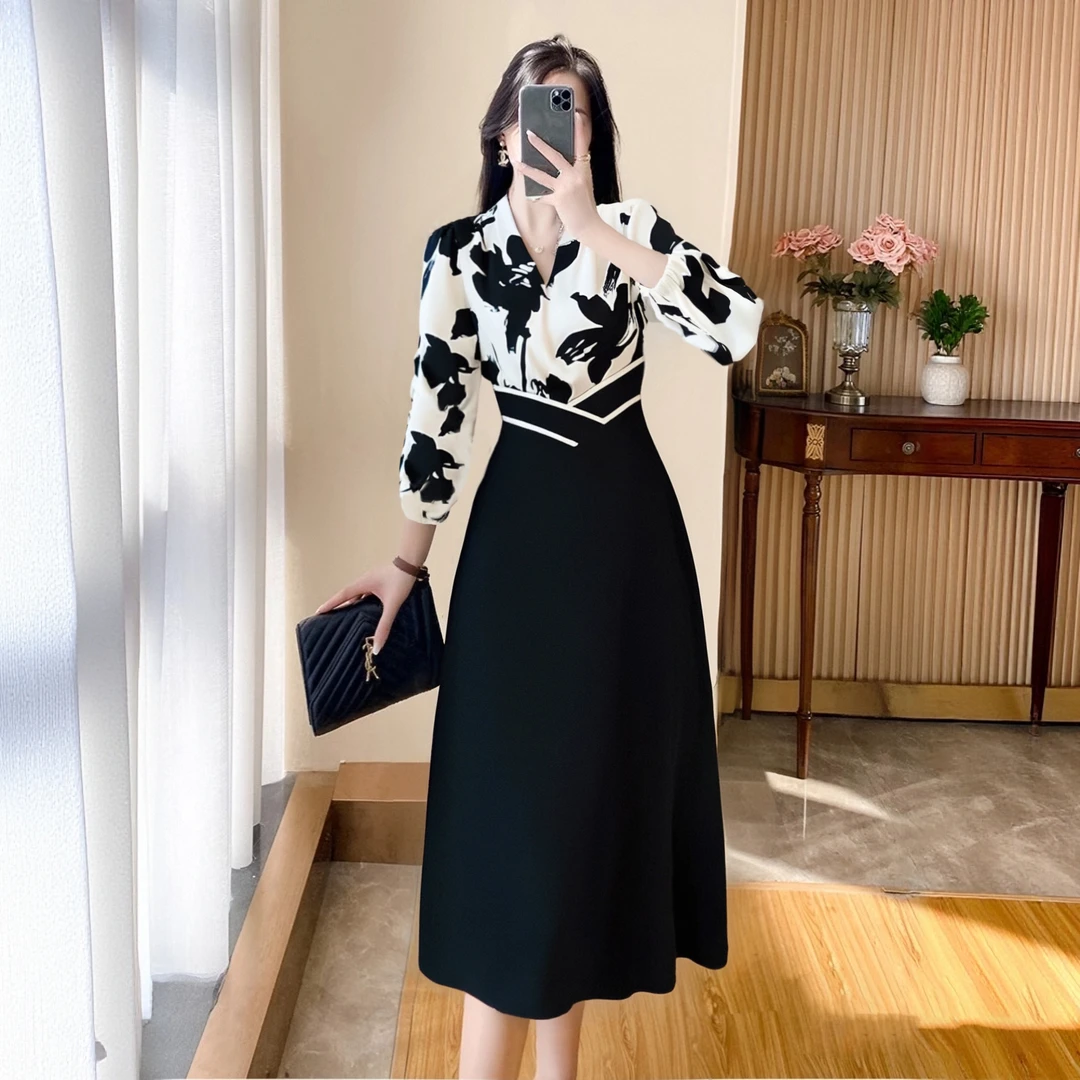 A2025气质茶歇法式赫本风小黑裙子春夏V领拼接显瘦连衣裙女D0911