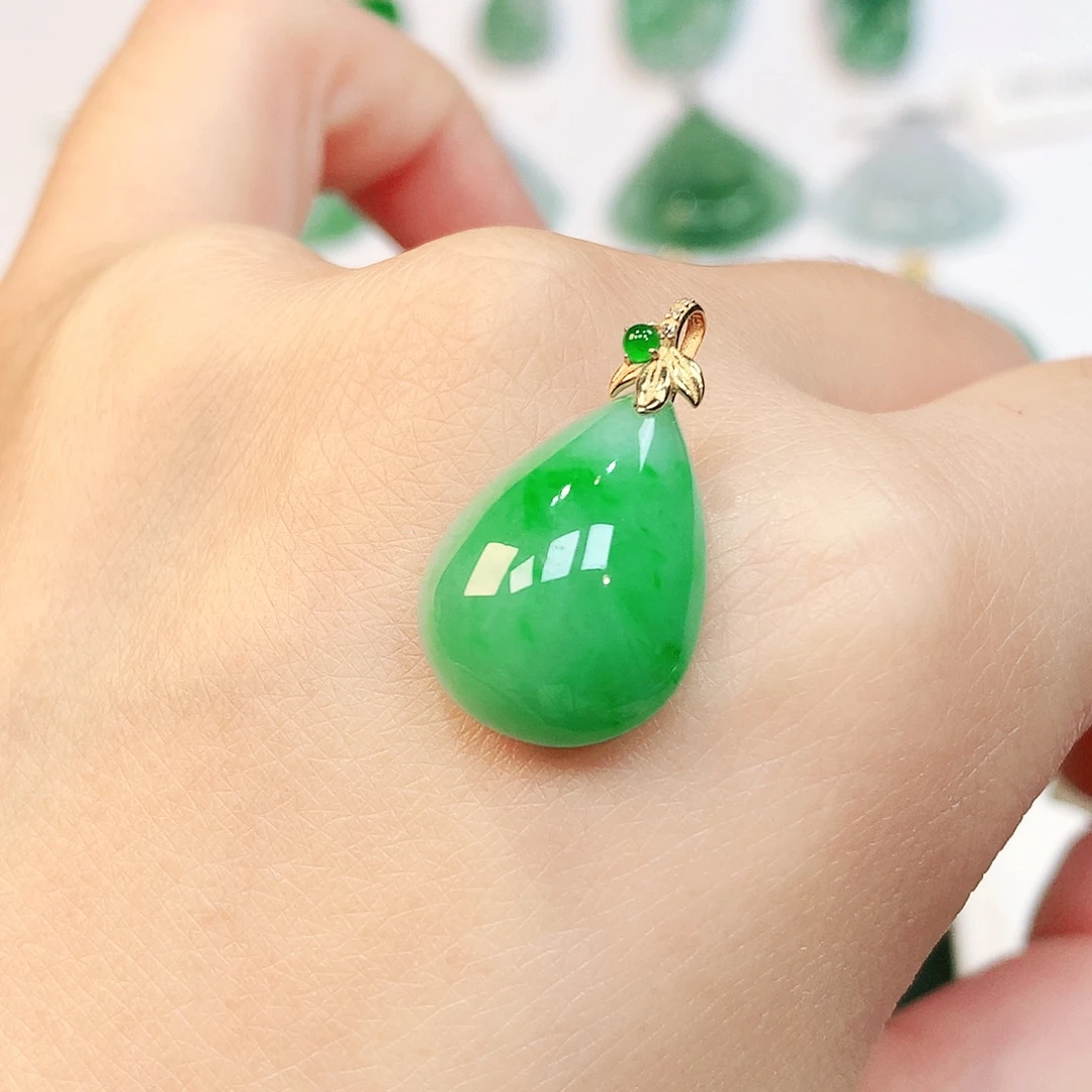 翡翠18K金镶嵌颈饰