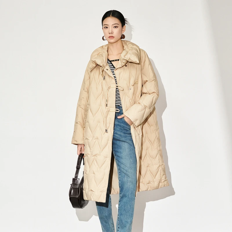 XG雪歌卡其色羽绒服时尚冬季新款长款保暖翻领外套女XK406502A809