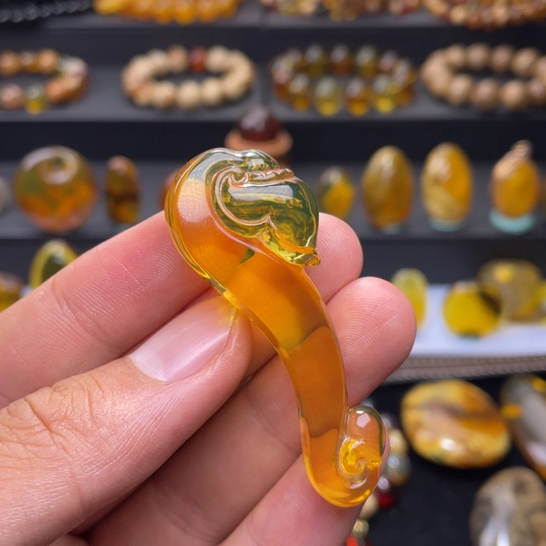 琥珀未镶嵌颈饰如意吊坠