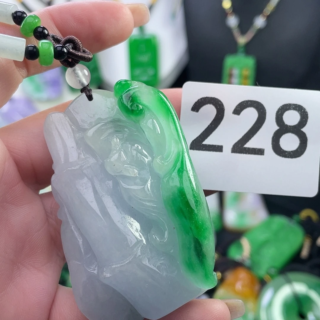 翡翠未镶嵌吊坠(赠链)