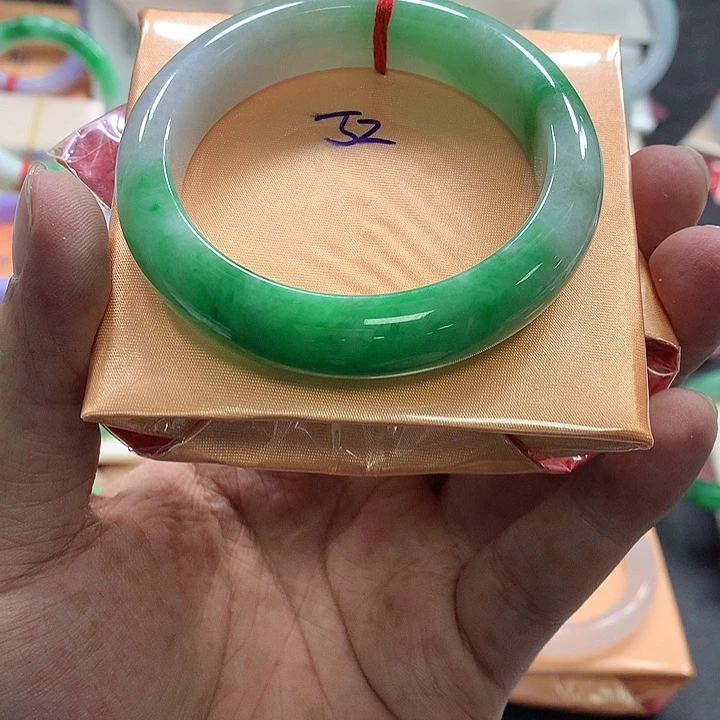 翡翠手镯未镶嵌翡翠