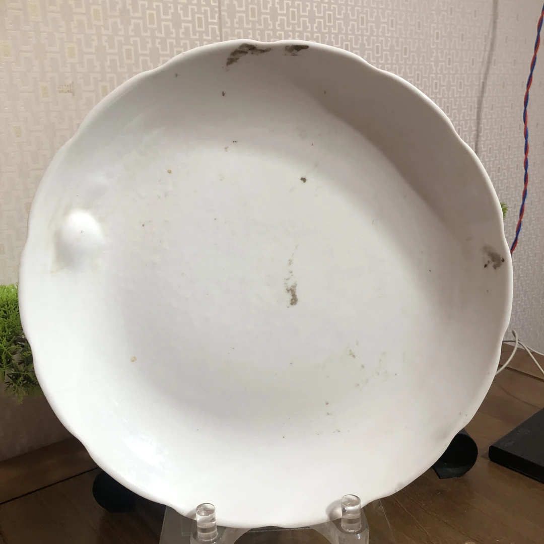 清中期白釉模印缠枝花卉葵口盘【古董拍卖】