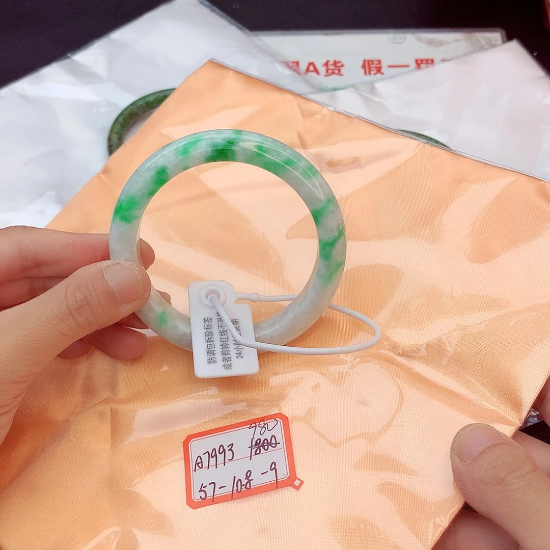 翡翠手镯未镶嵌翡翠