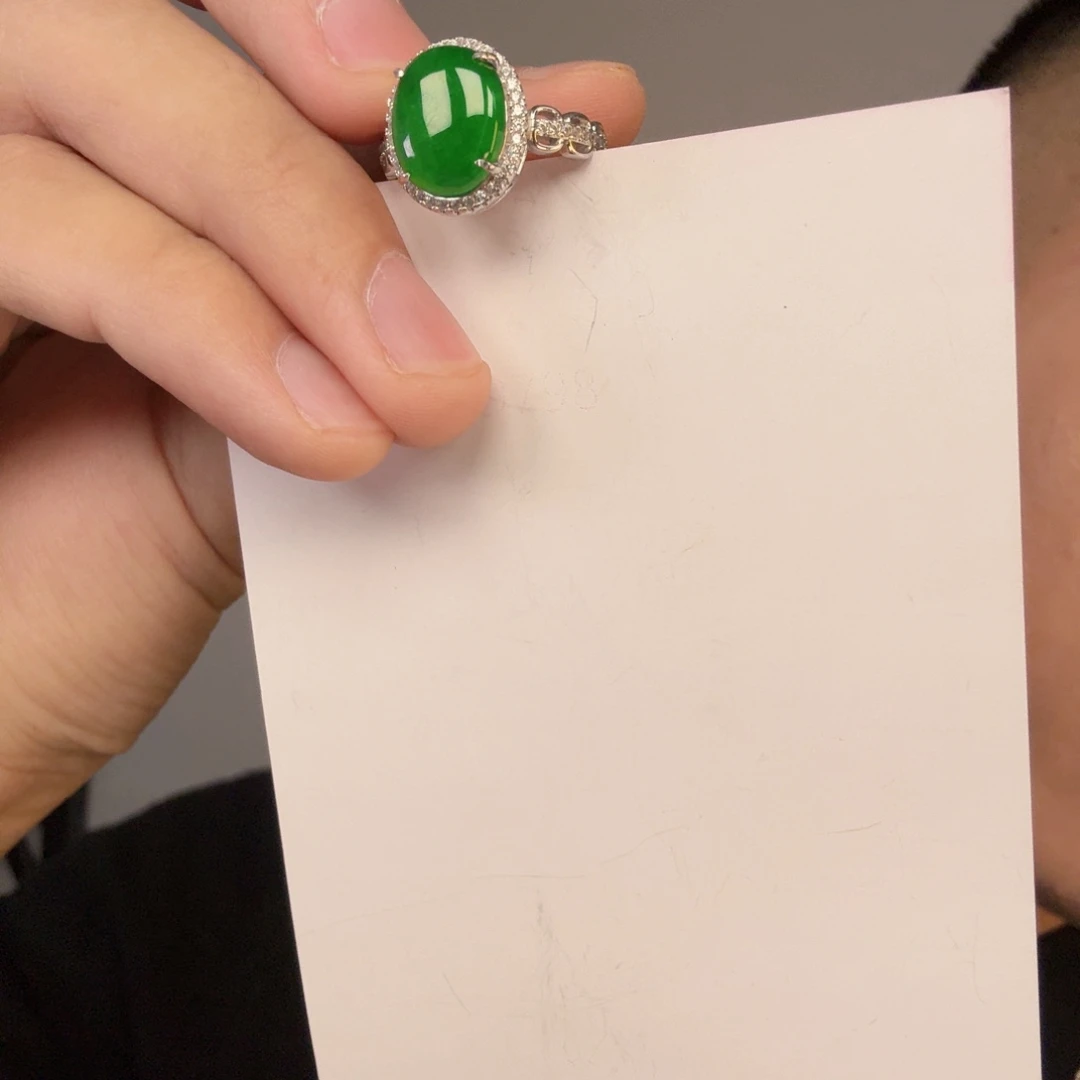 翡翠未镶嵌颈饰一件