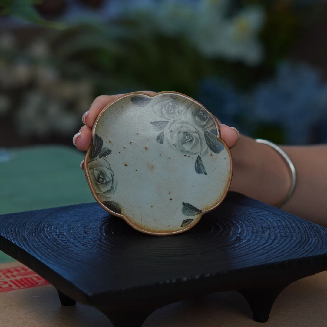 玫瑰仿古铁点杯托-釉下纯手绘玫瑰花杯托